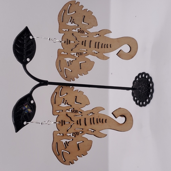 African wooden elephant earrings Light brown - Picture 3 of 4